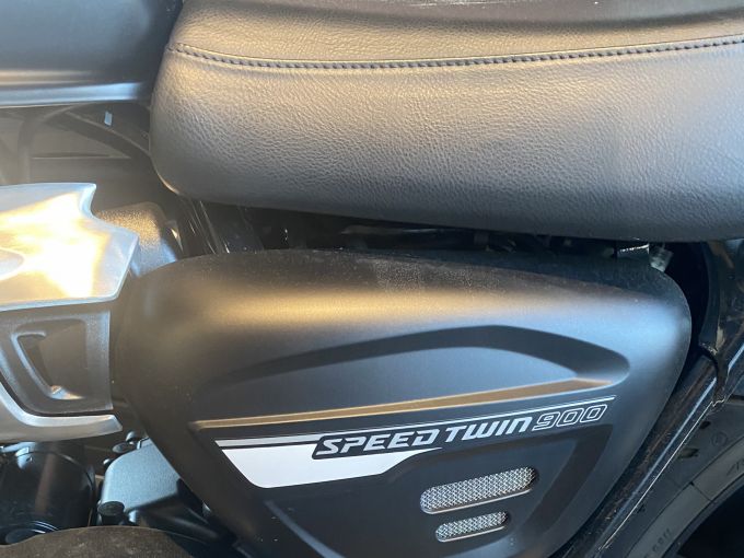 TRIUMPH SPEED TWIN 900 4