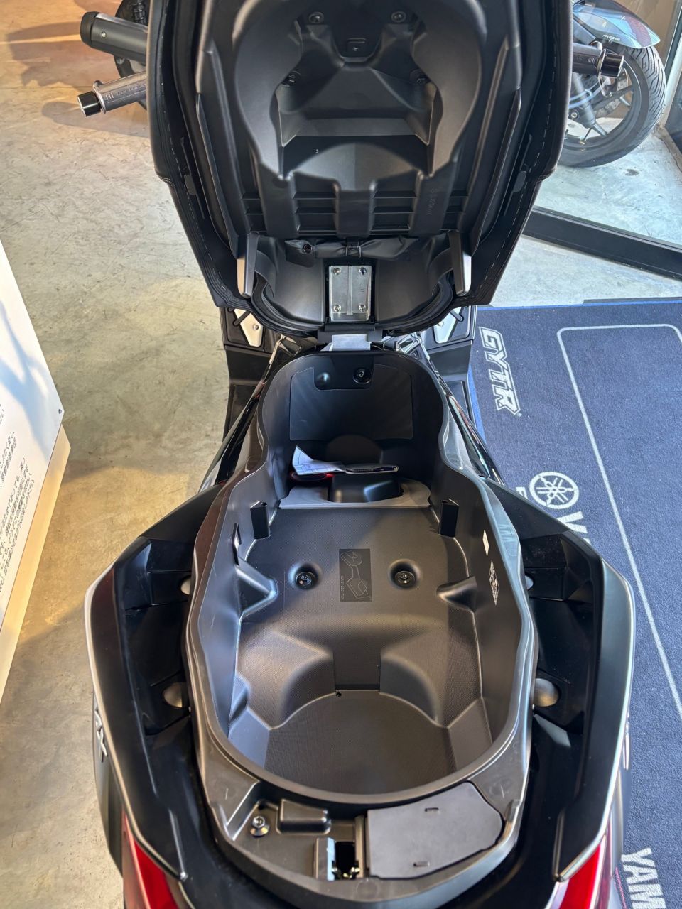 YAMAHA XMAX 300 Tech Max 4