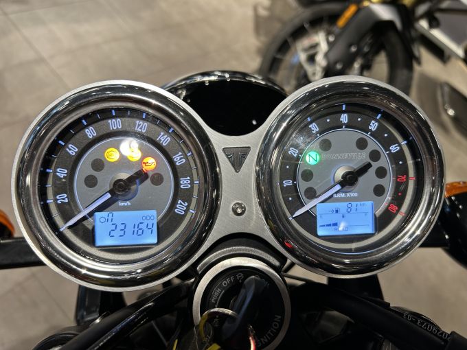 TRIUMPH Bonneville T100 4