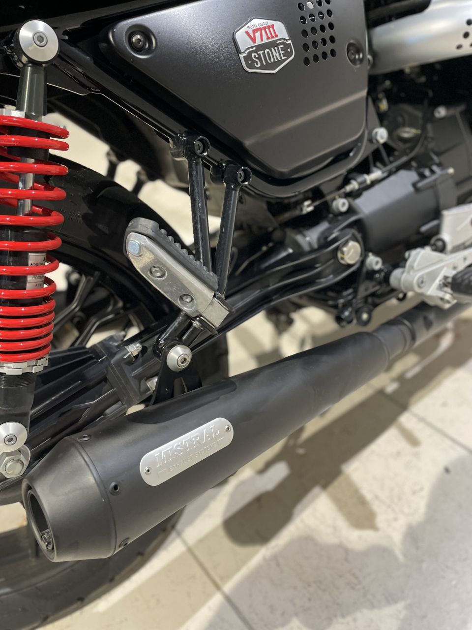 MOTO GUZZI V7 STONE 4