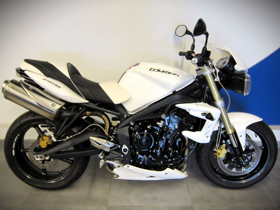 TRIUMPH STREET TRIPLE 675 4