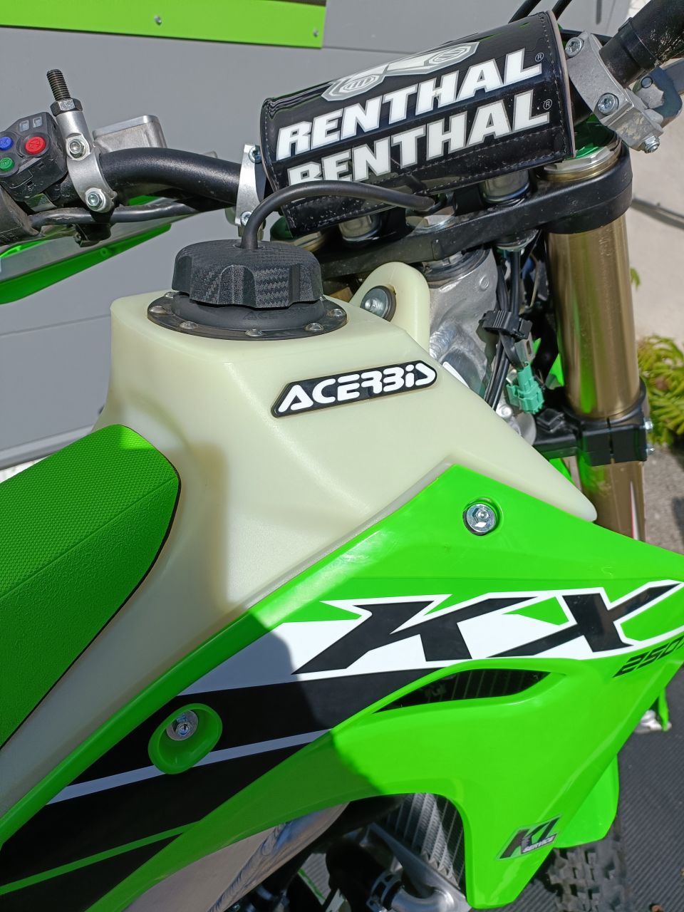 KAWASAKI KX 250 X HOMOLOGUE 2.8 HEURE 1ERMAIN + ACCESS 4