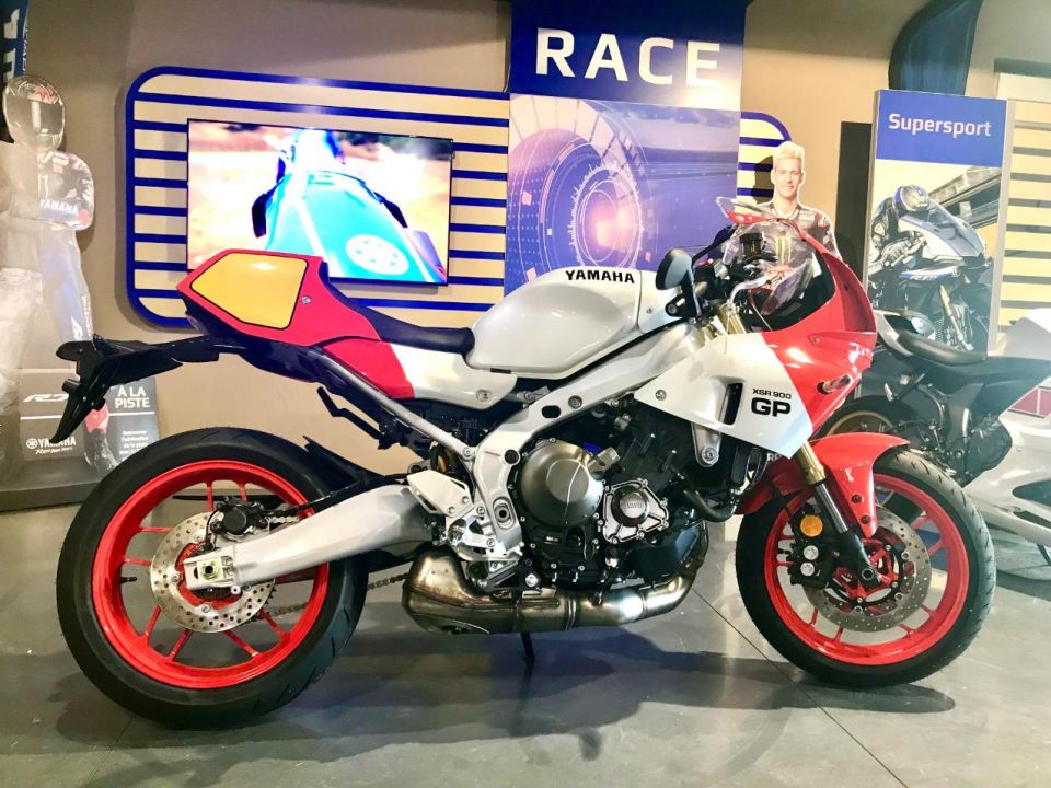 YAMAHA XSR 900 GP 4