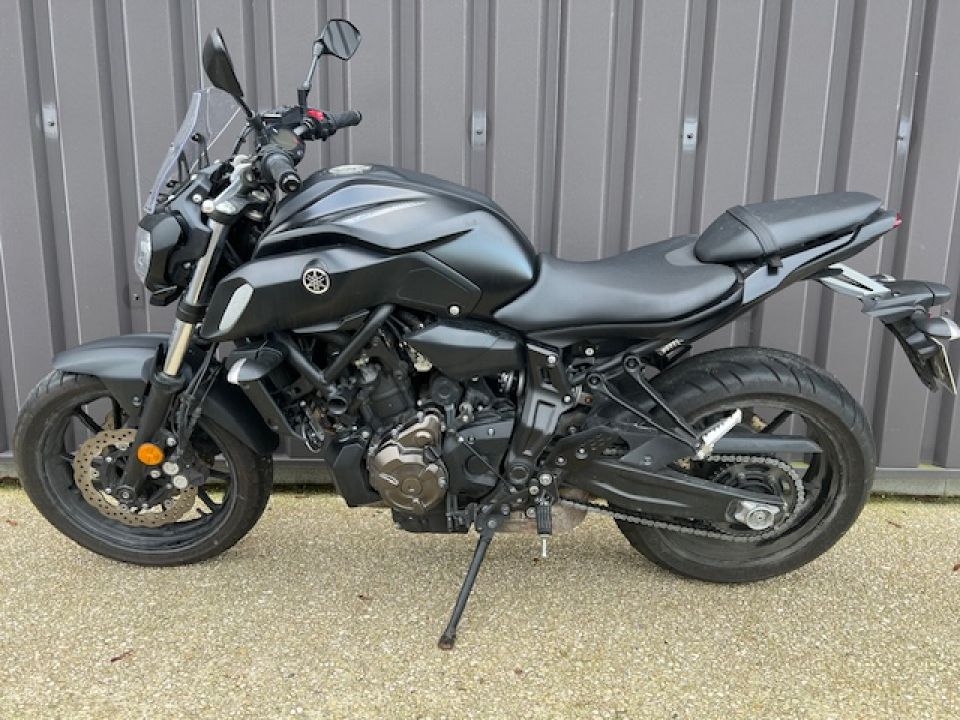 YAMAHA MT-07 4