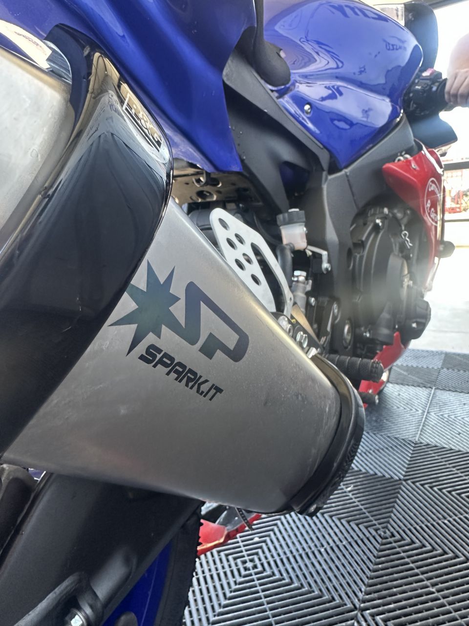 YAMAHA YZF 1000 R1 4