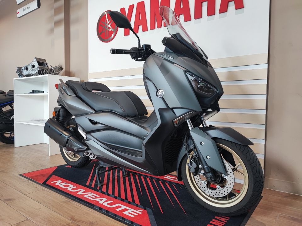 YAMAHA XMAX 300 Tech Max 4