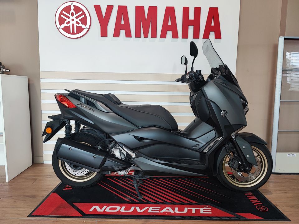 YAMAHA XMAX 300 Tech Max 4