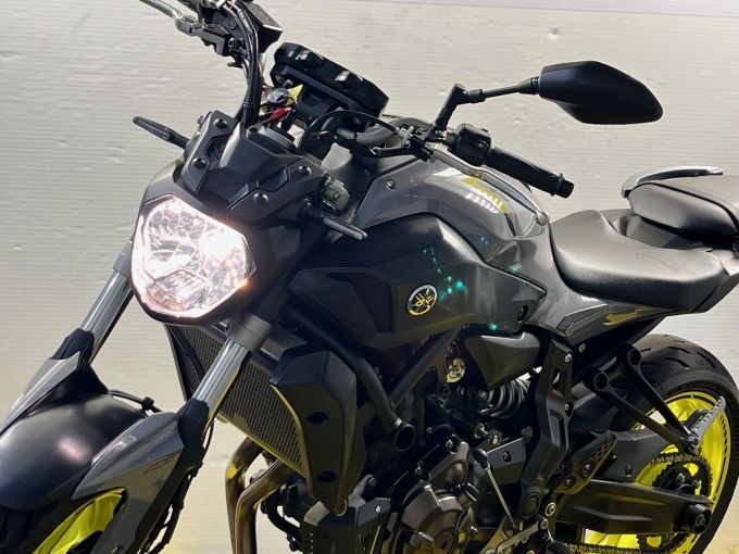YAMAHA MT-07 4
