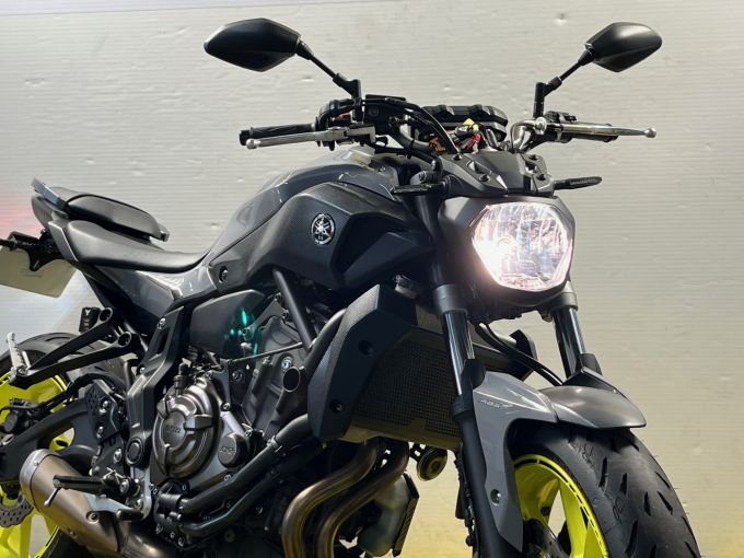 YAMAHA MT-07 4