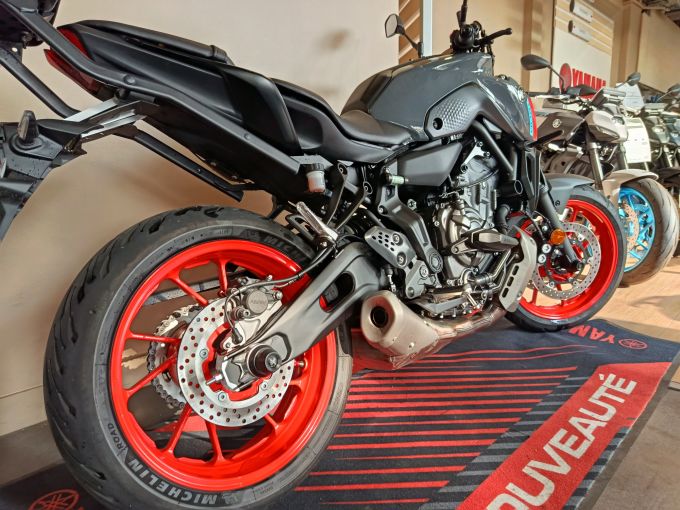YAMAHA MT-07 4