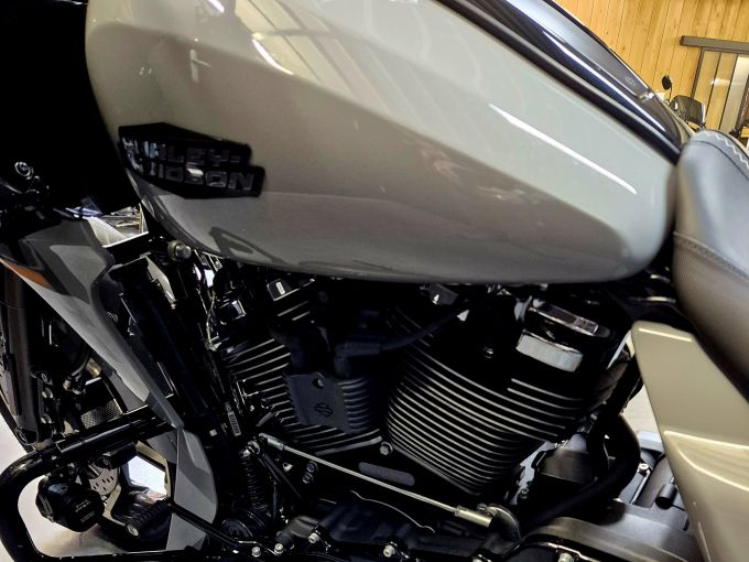 HARLEY-DAVIDSON TOURING ROAD GLIDE 1923 4