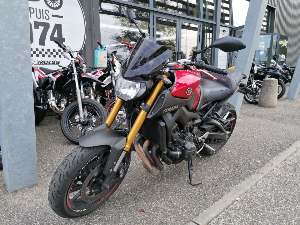 YAMAHA MT-09 4