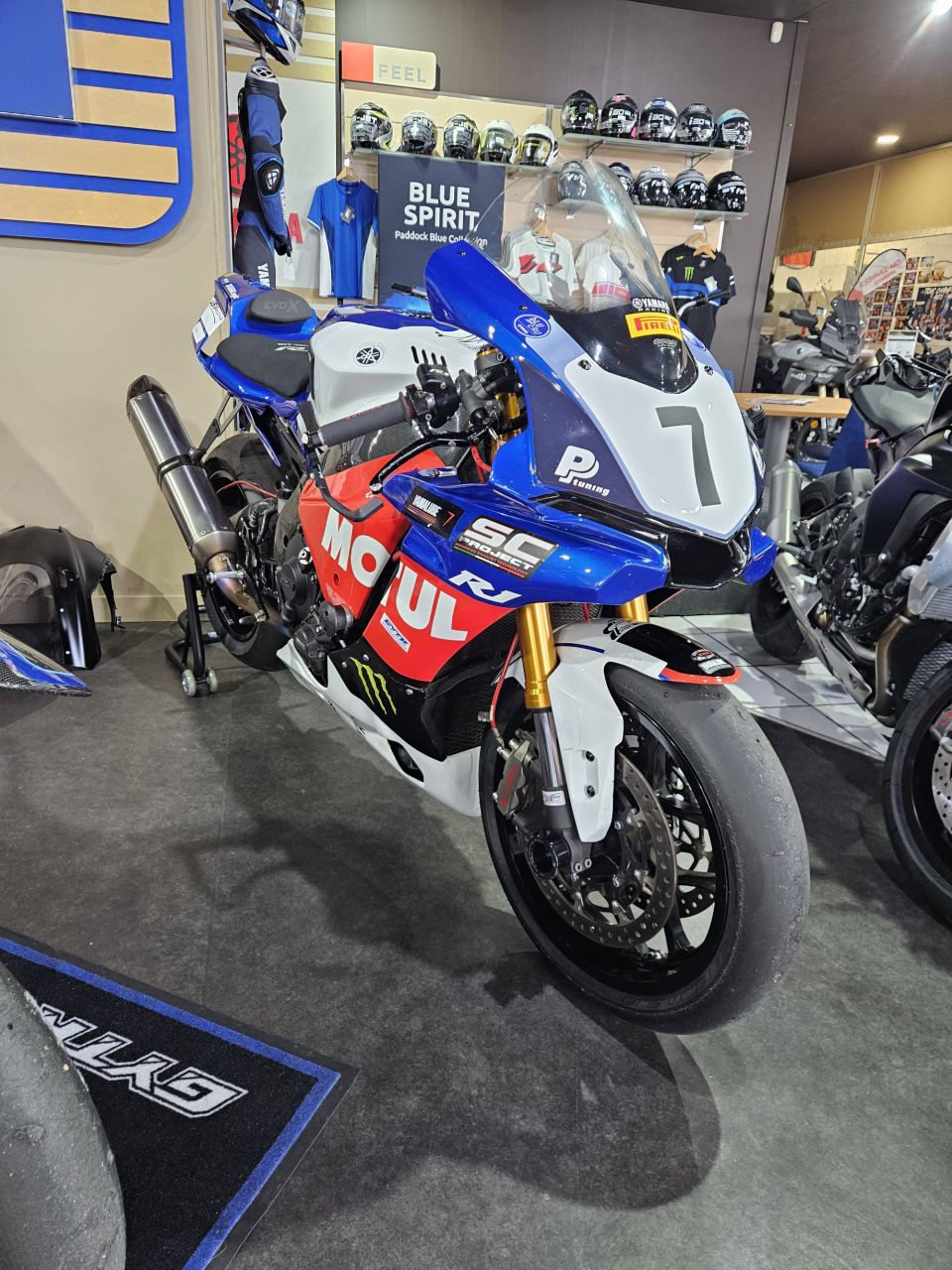 YAMAHA YZF 1000 R1 4