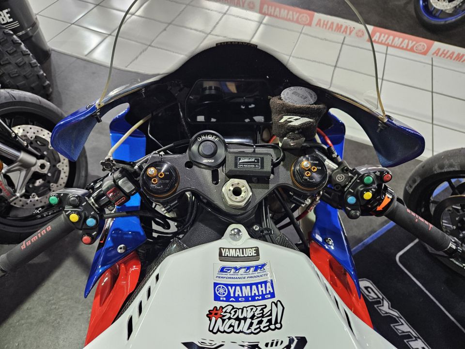 YAMAHA YZF 1000 R1 4