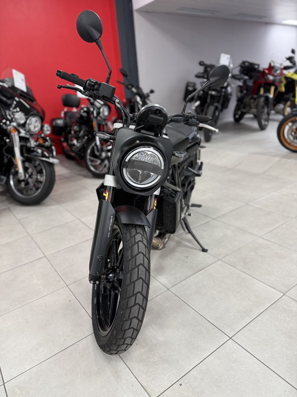 HUSQVARNA SVARTPILEN 701 4