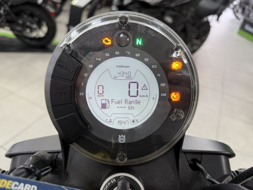 HUSQVARNA SVARTPILEN 701 4