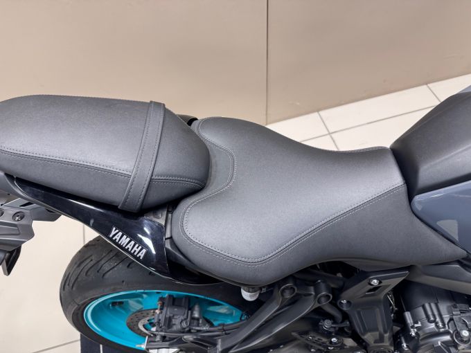 YAMAHA MT-07 4