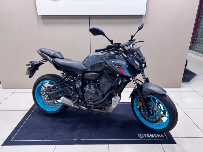 YAMAHA MT-07 4