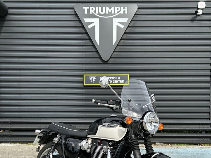 TRIUMPH BONNEVILLE T120 4