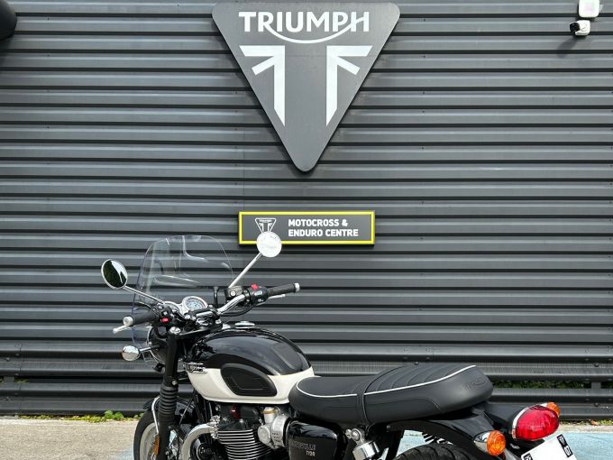 TRIUMPH BONNEVILLE T120 4
