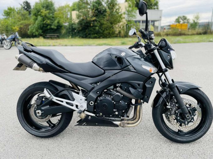 SUZUKI GSR 600 4