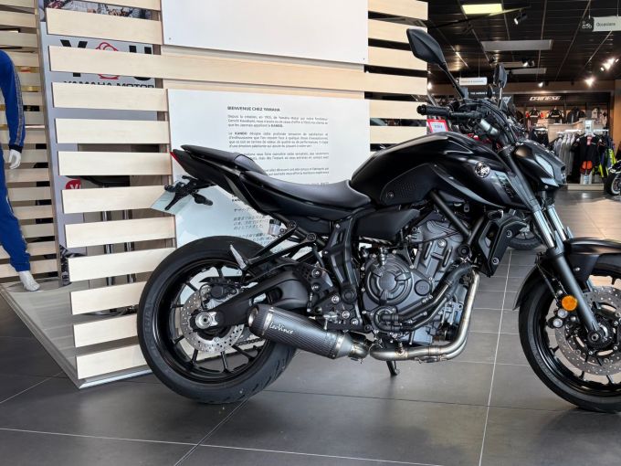 YAMAHA MT-07 4