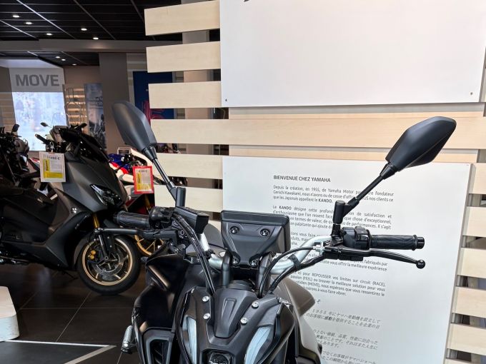 YAMAHA MT-07 4