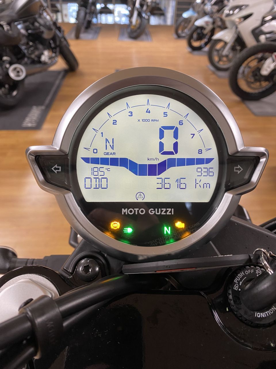 MOTO GUZZI V7 STONE 4