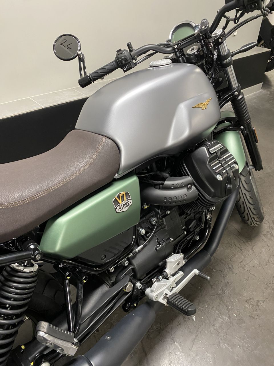 MOTO GUZZI V7 STONE 4