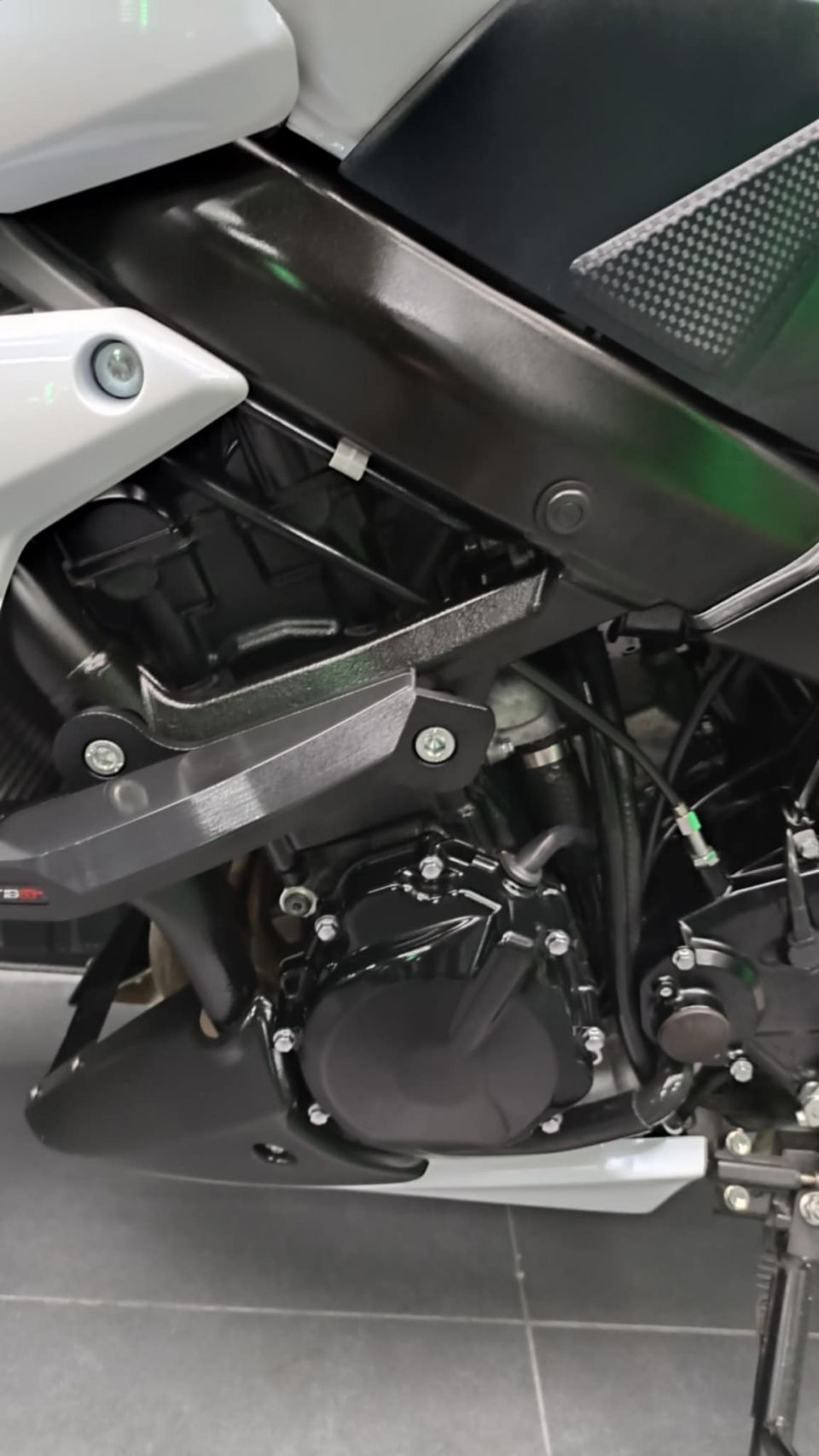 SUZUKI GSR 750 ABS 4