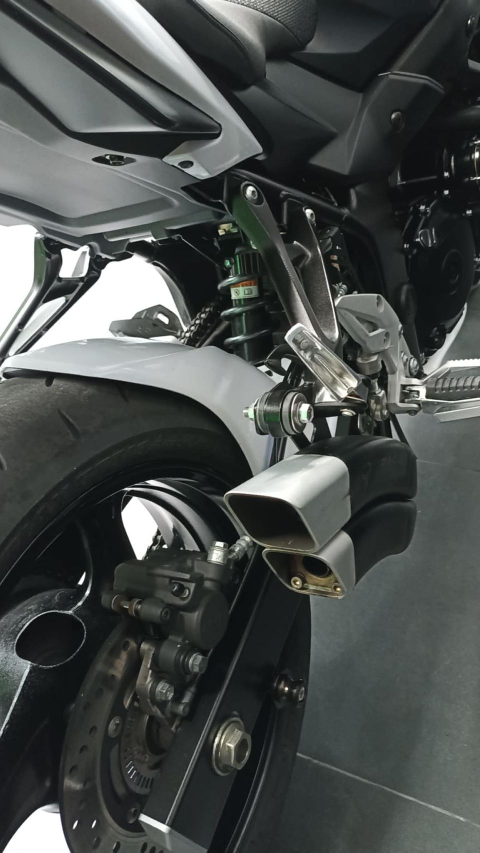 SUZUKI GSR 750 ABS 4