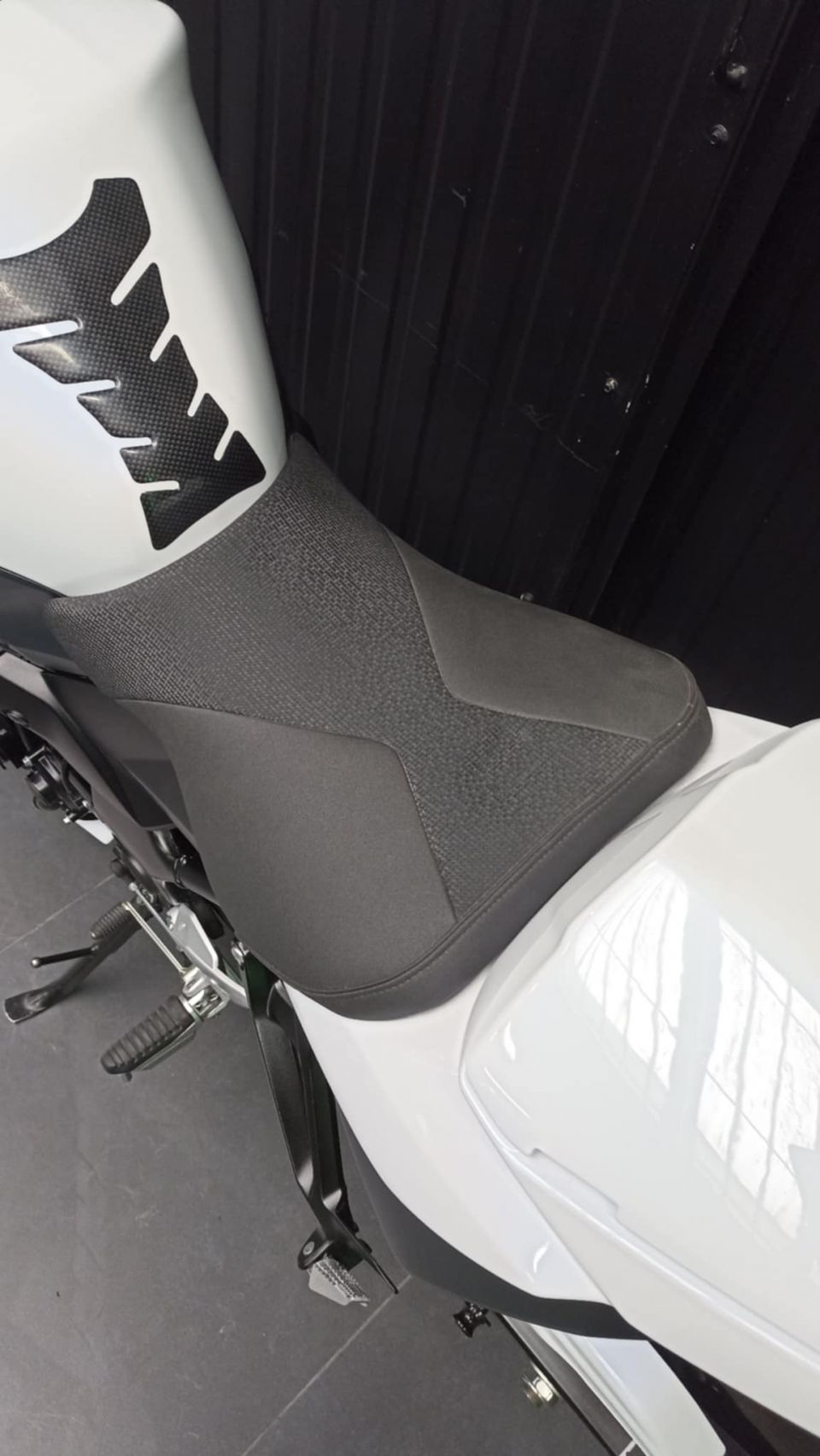 SUZUKI GSR 750 ABS 4