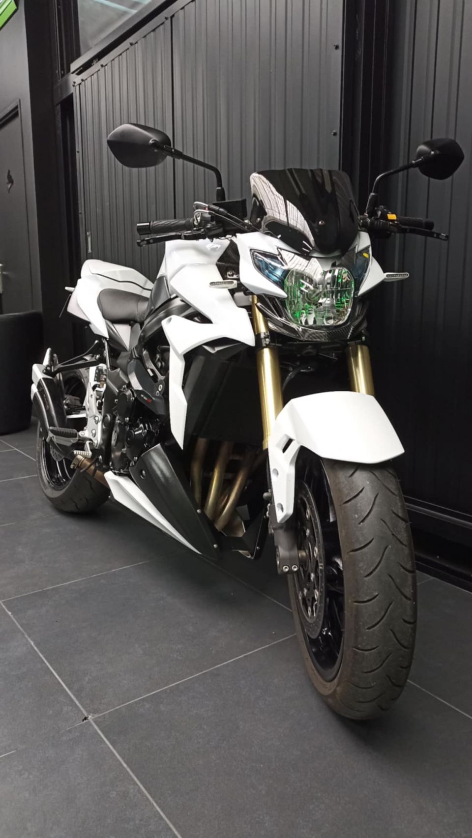 SUZUKI GSR 750 ABS 4