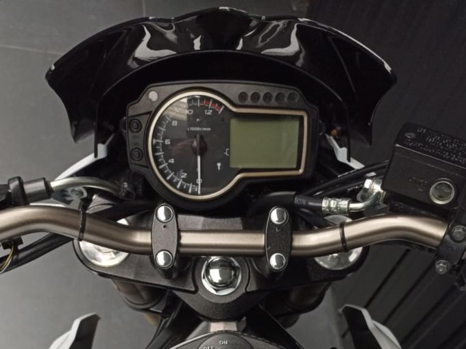 SUZUKI GSR 750 ABS 4