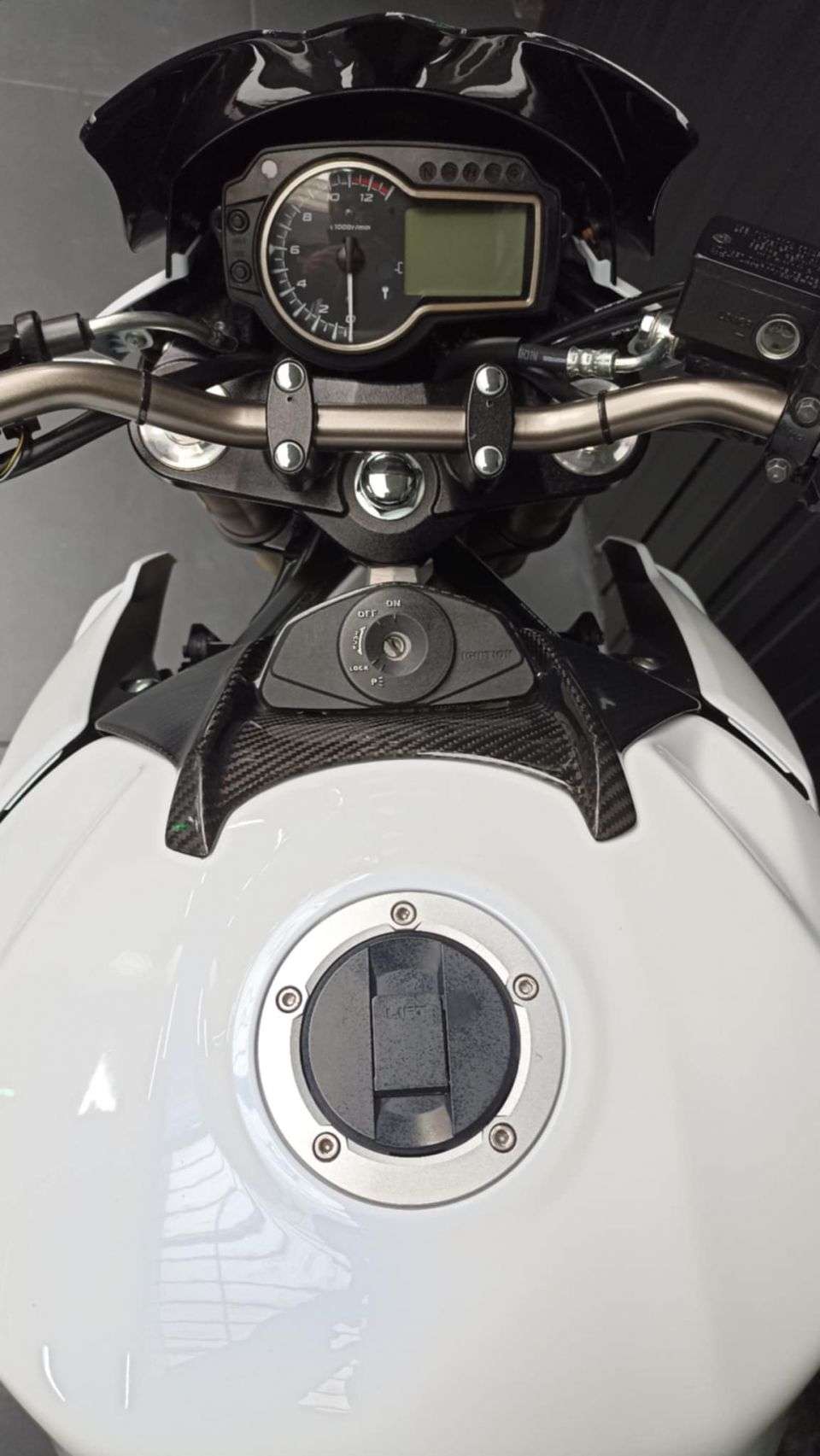 SUZUKI GSR 750 ABS 4