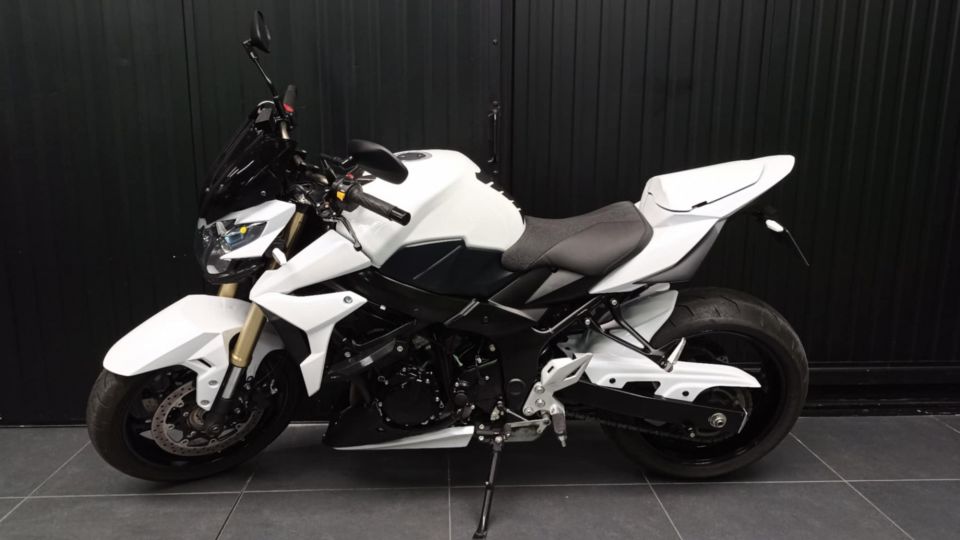 SUZUKI GSR 750 ABS 4