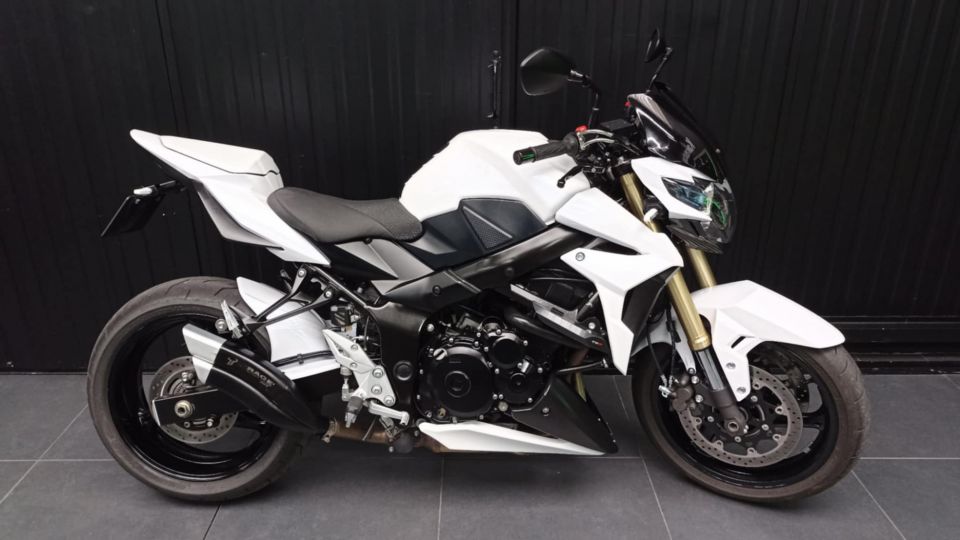 SUZUKI GSR 750 ABS 4