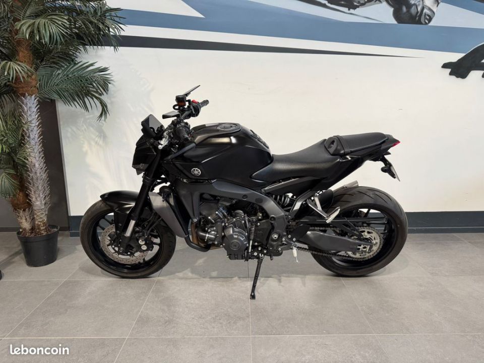 YAMAHA MT-09 4