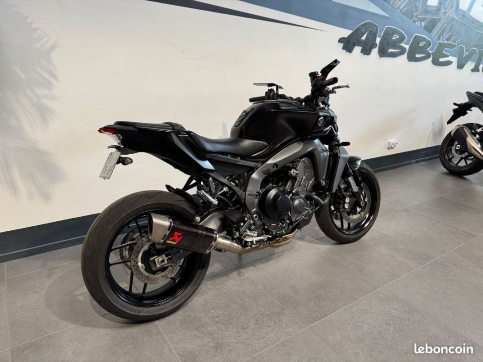 YAMAHA MT-09 4