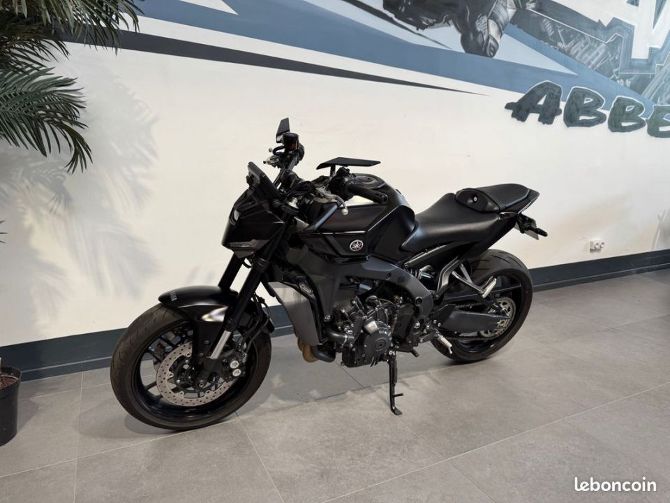 YAMAHA MT-09 4