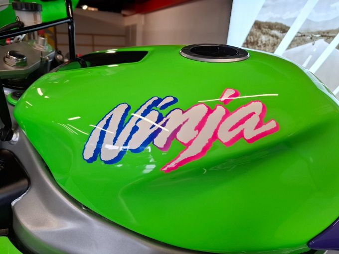 KAWASAKI ZX-7R 4