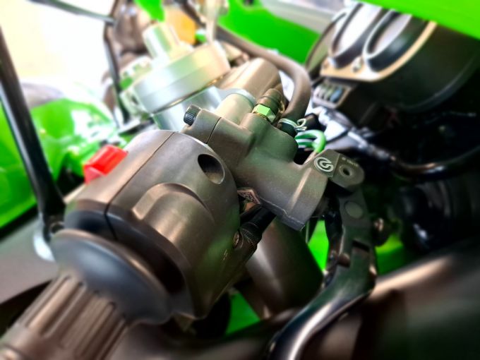 KAWASAKI ZX-7R 4