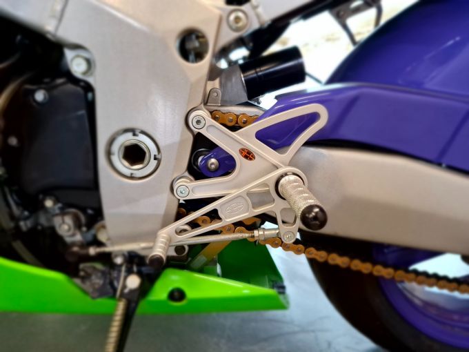 KAWASAKI ZX-7R 4