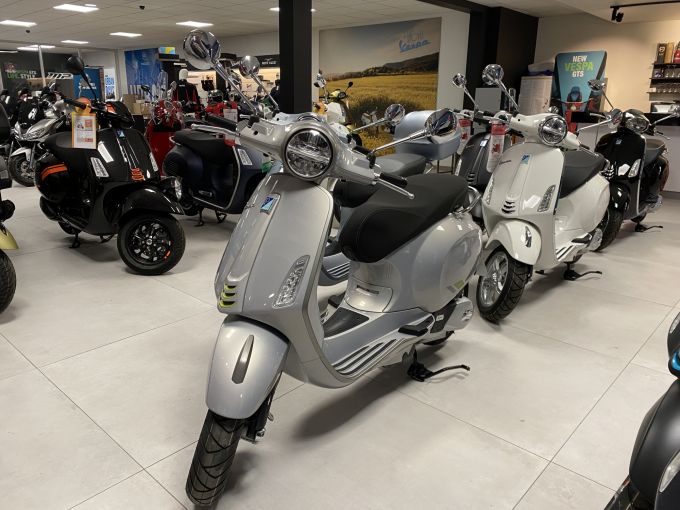 VESPA PRIMAVERA 125 4