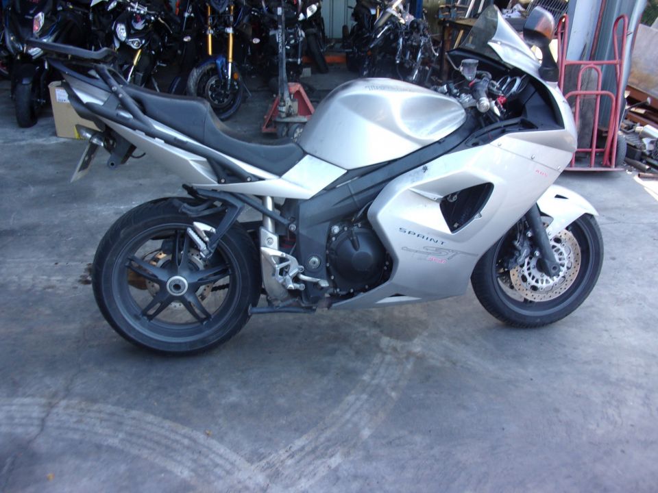 TRIUMPH SPRINT 1050 ST 4