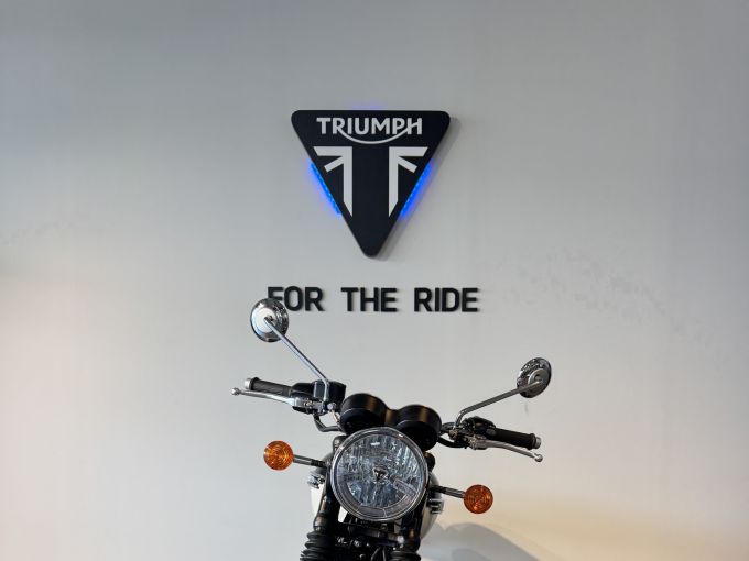 TRIUMPH BONNEVILLE T120 4