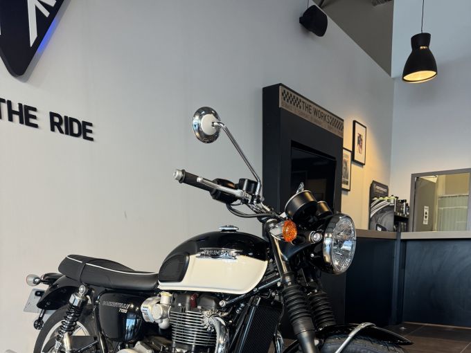 TRIUMPH BONNEVILLE T120 4