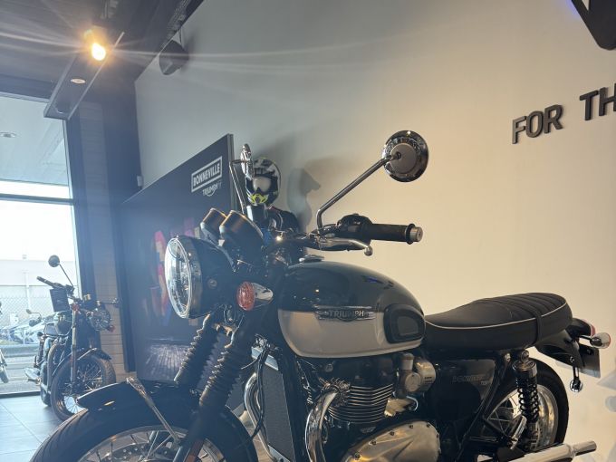TRIUMPH BONNEVILLE T120 4