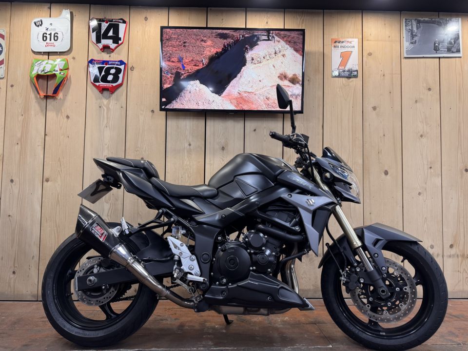 SUZUKI GSR 750 4