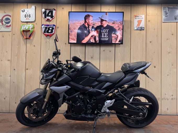 SUZUKI GSR 750 4